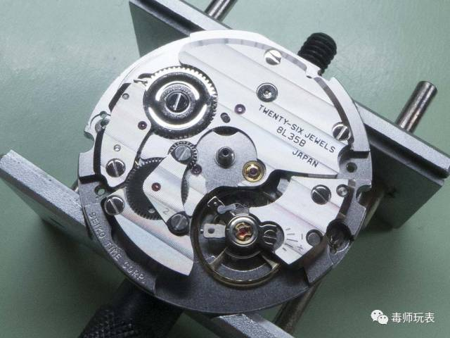 机芯采用精工潜水系列的顶配8l35机芯,这枚机芯来自精工顶级芯厂雫石